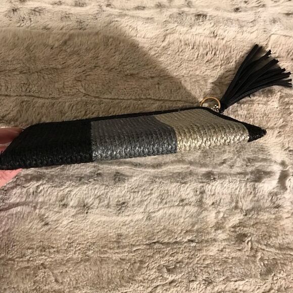 : : 70s / 80s Inspired Woven Wicker Style Clutch Wristlet with Tassel : : - Picture 7 of 13